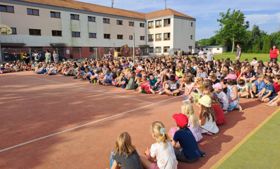 ZŠ Veltrusy přijme učitele/ku dějepisu a uklízečku